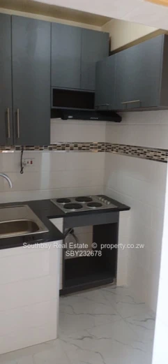 bedsitter available to let in Avenues