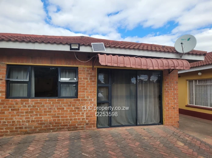 Spacious  Windsor Park Family home - with Cottage 