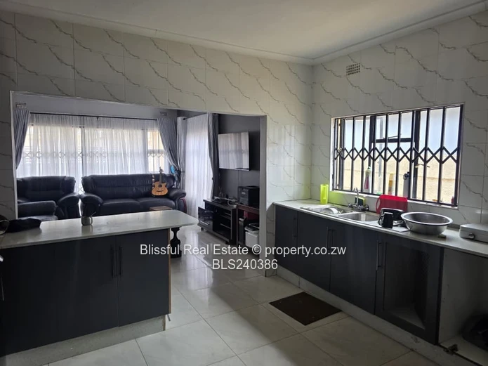 House For sale in Fairview park  Ruwa