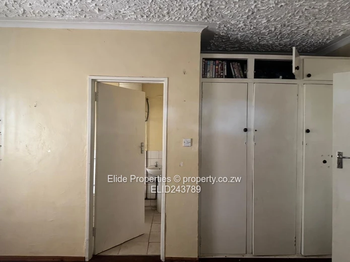 House for Sale in Budiriro 1,Harare  5 bedrooms main ensuite, dining , lounge, fitted kitchen, seper (Sole Mandate)