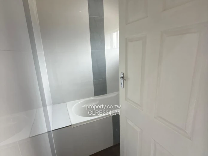 Shop to rent in Avondale West