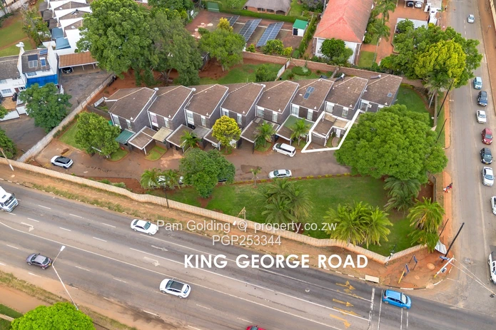 Charming 3 Bedroom Duplex Townhouse in Avondale  (Sole Mandate)