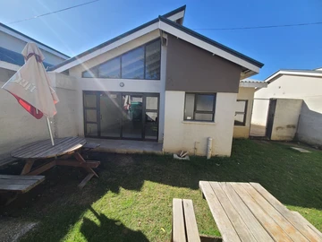 3 Bedroom Flat & Apartment