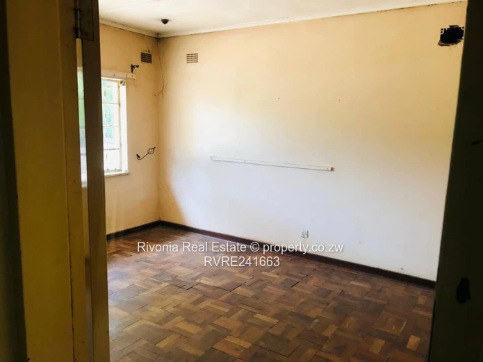 Spacious 4-Bed Home on 4065m² in Hatfield — Borehole