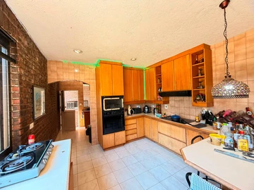 6 Bedroom House