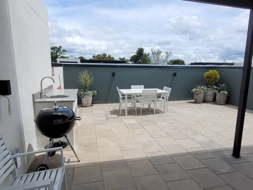 2 Bedroom Flat & Apartment