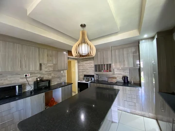 6 Bedroom House