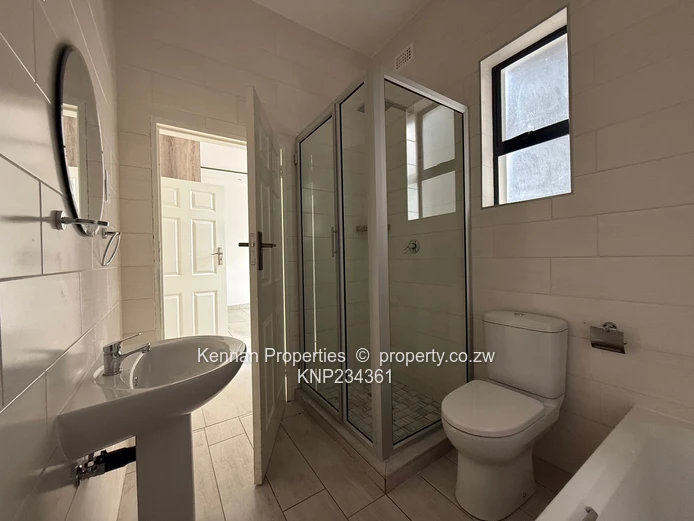 Modern Townhouse in secure Peakwood Village 