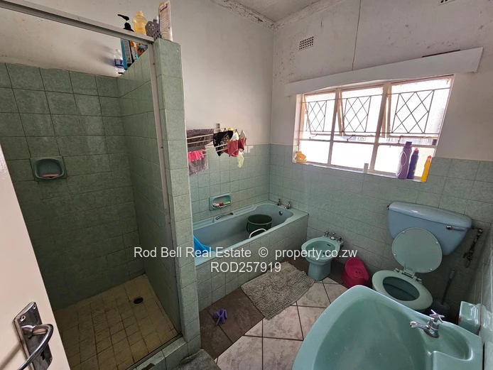 Braeside 3-Bed Family Home on 823m² — Garden & Garage