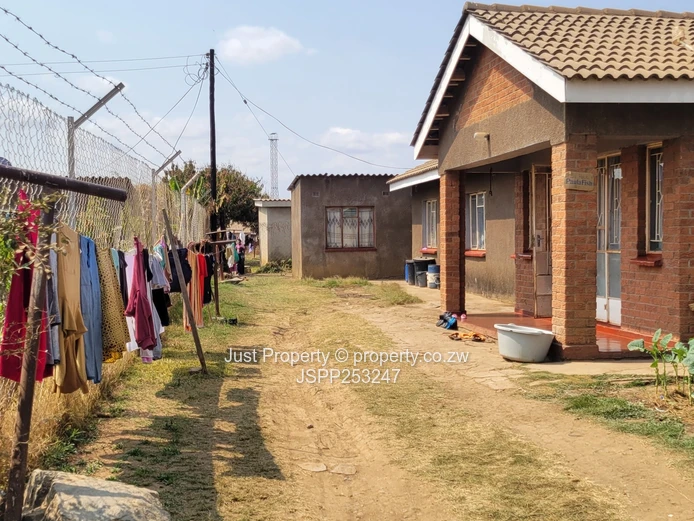 5 bedroomed house with 2 bedroom cottage 