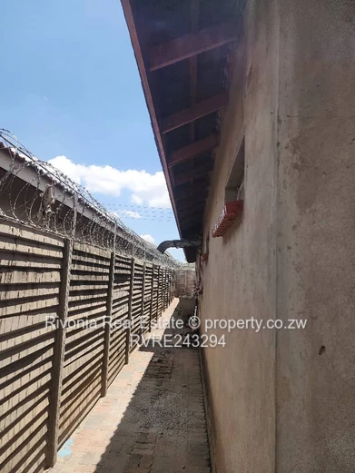 Spacious 4 Beds Glen View Home — Garage & Water Tank (Sole Mandate)