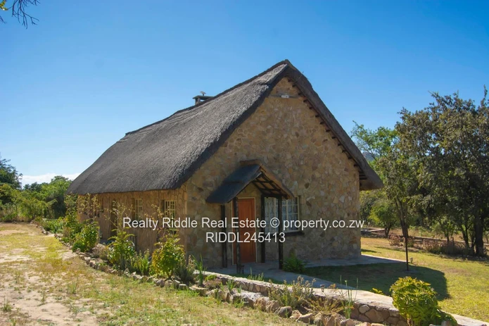 Nyanga Thatched Stone Lodge — Fireplace, AC & Wi-Fi