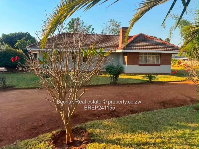 Classic Kumalo Bungalow: 4 Beds, Pool & Large Garden
