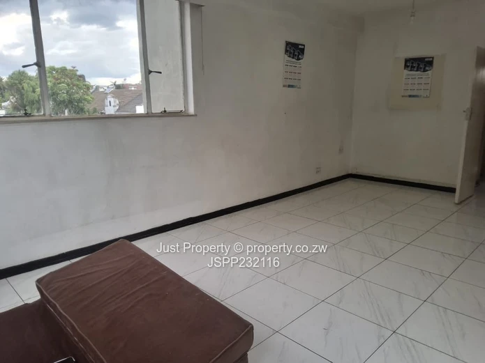 Classic Avenues 1 1/2 Bed with Large Windows & 24hr Security (Sole Mandate)