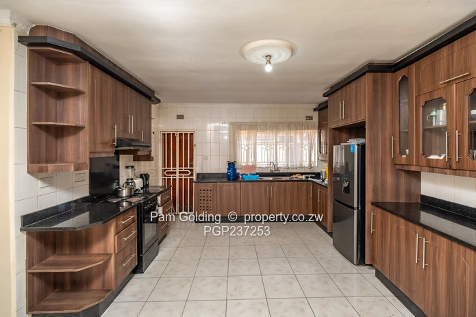 House for sale in Waterfalls/Picnic Park Area (Sole Mandate)