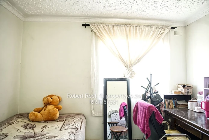 Spacious 3-Bed Damofalls Cottage on 1130 m² with Tank