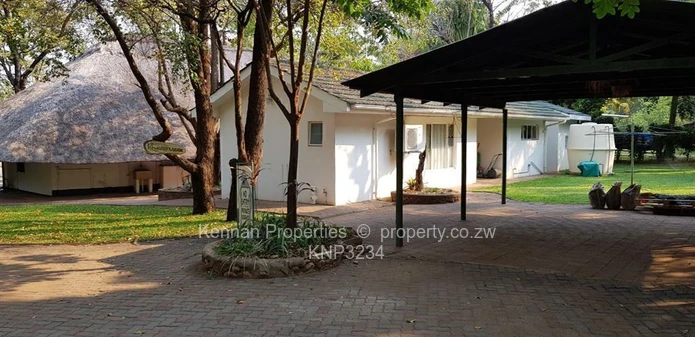 Kingfisher Lodge - Thatched lodge at Msuna Island in Victoria Falls