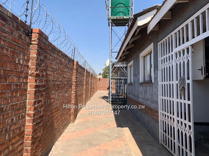 Spacious 5-Bed Parktown Home with Modern Kitchen & Borehole