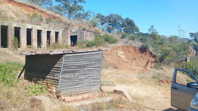 Glen Lorne 3000m² Stand with Brick Shells & Road Access