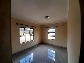2 Bedroom Flat & Apartment