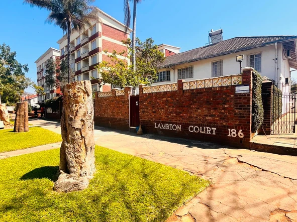 2 Bedroom Flat & Apartment