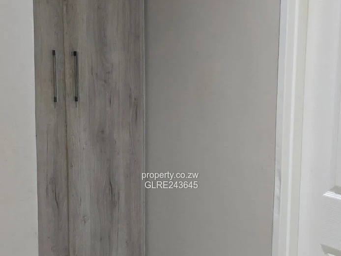 Open-Plan 2-Bed Flat Ashdown Park — Borehole & Yard