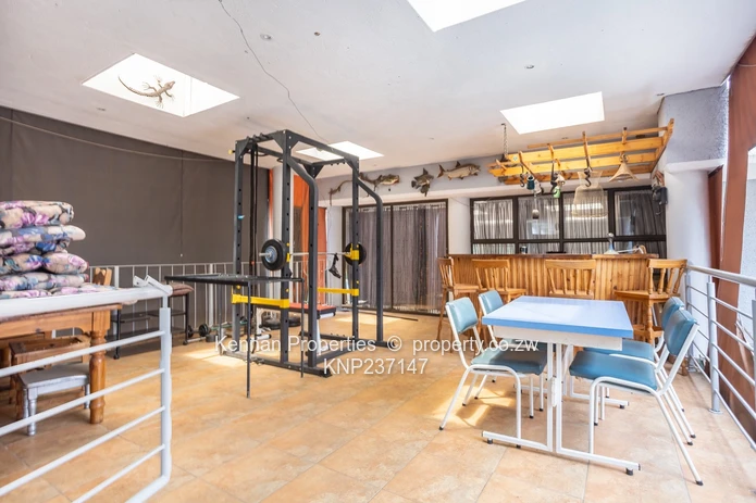 Executive 5 bedroom home with 3 bed cottage in prime area (Sole Mandate)