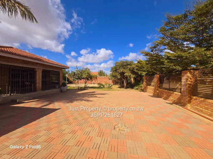 Sandton Park: 5-Bed Home with Island Kitchen & Borehole