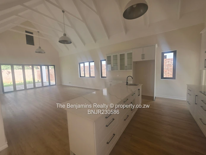 Up Market Townhouse In Pomona/Borrowdale