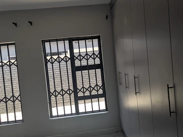 2 Bedroom Flat & Apartment