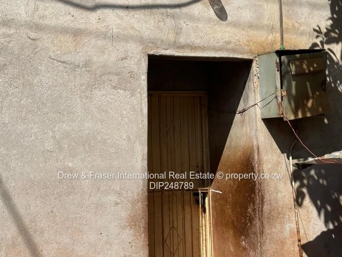 4-Bed House in Kadoma — Walled, Verandah & Fireplace