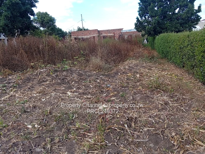 600m² Stand in Hatcliffe — Main Road Frontage, Dilapidated Incomplete Cottage.