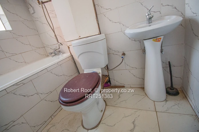 Mint Condition Flat Conveniently Located.