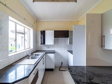 4 Bedroom Flat & Apartment