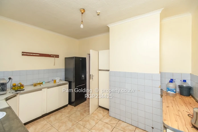 3 Bedroomed Garden Flat For Sale in Chadcombe