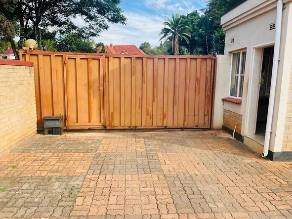 2 Bedroom Flat & Apartment