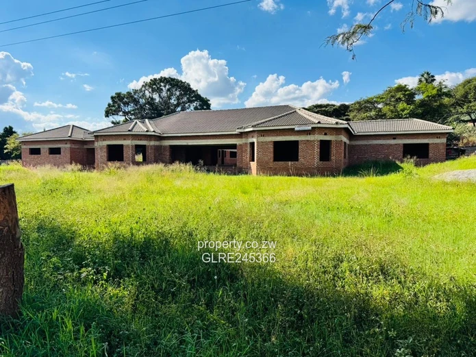 Unfinished 5-Bed 700 m² Home on 1 Acre in Bluff Hill