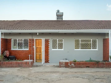 2 Bedroom Flat & Apartment