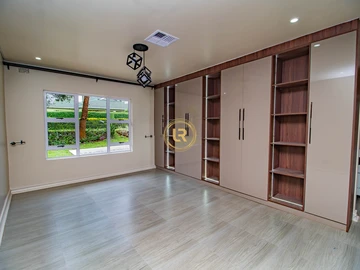 4 Bedroom Flat & Apartment