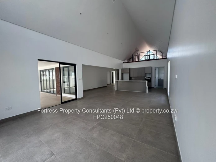 Borrowdale West 4-Bed: Loft, Covered Patio & very secure
