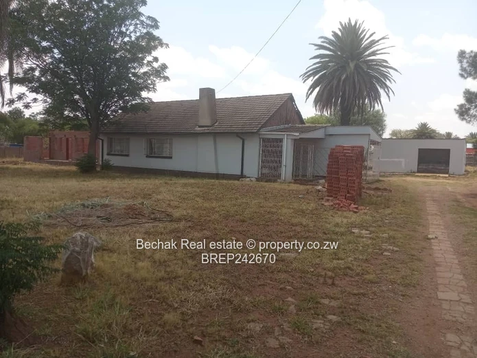 Bellevue: 3-Bed Home on 3,900 m² with Cottage & Garage