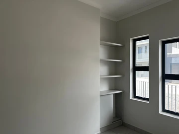 2 Bedroom Flat & Apartment