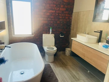 2 Bedroom Flat & Apartment