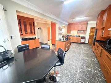 6 Bedroom House