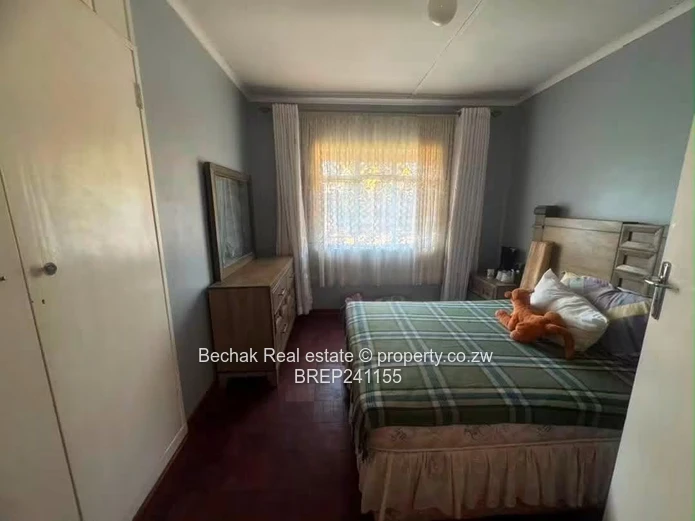 Classic Kumalo Bungalow: 4 Beds, Pool & Large Garden