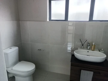 2 Bedroom Flat & Apartment