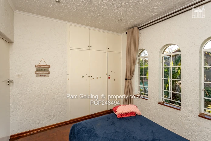 6 Bedroom House With Excellent Water (Sole Mandate)