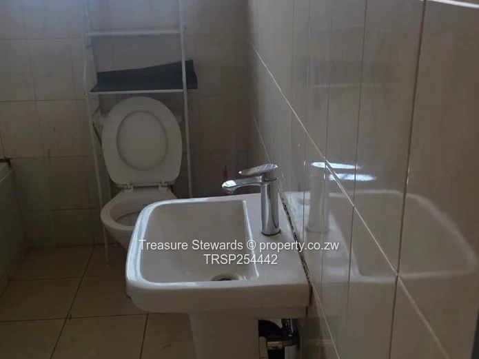 3-Bed Cottage with Borehole & Solar in Gletwin Park