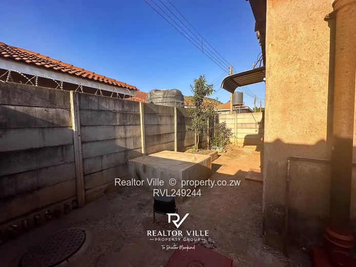 Warren Park 5-Bed Home - Walled, Garage & Garden