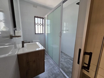 3 Bedroom Flat & Apartment